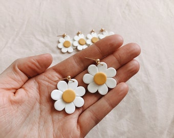 Boho Daisy Dangle Polymer Clay Earrings | Spring Flower Earrings | Floral earrings | Spring Daisy Earrings | Summer Clay Earrings |