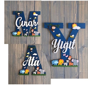 Sinal de nome da primeira letra, decoração de porta de quarto infantil, luz de parede para berçário de animais safari, iluminação de berçário, lâmpada de decoração de quarto infantil, presente de bebê para ela
