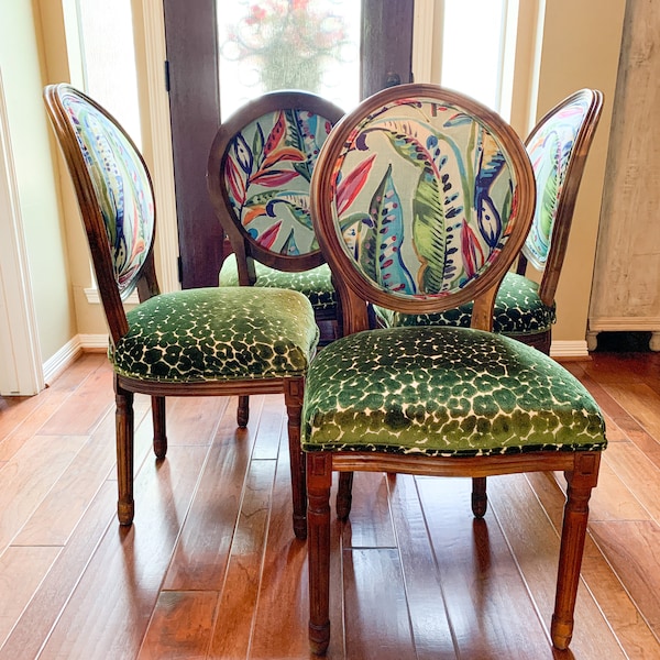 Juego de sillas de comedor: terciopelo verde con estampado de leopardo y hojas, diseño personalizado y original.