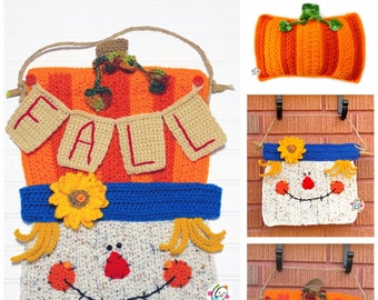Puede incluir: Tres decoraciones de otoño tejidas a crochet: una calabaza con una pancarta de "FALL", una cara de espantapájaros y una calabaza con una pancarta de "FALL". Las decoraciones están hechas con hilo de color naranja, marrón, blanco, azul y amarillo.