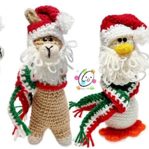 Pode incluir: Três enfeites de Natal de crochê: uma lhama, uma lhama com barba e um pato. Cada enfeite está usando um chapéu de Papai Noel vermelho e branco e uma echarpe verde, branca e vermelha.