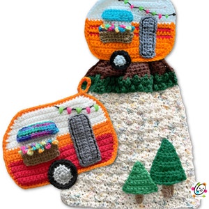 Puede incluir: Dos paños de cocina de ganchillo con forma de caravanas. El paño más grande es blanco con árboles verdes y una caravana naranja más pequeña en la parte superior. El paño más pequeño es rojo y naranja con un techo blanco y un toldo azul. Ambas caravanas tienen luces de cadena.