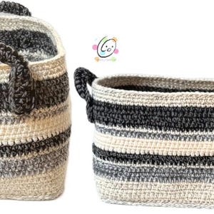 Könnte beinhalten: Zwei gehäkelte Aufbewahrungskörbe mit schwarzen, weißen und grauen Streifen. Ein Korb hat einen Griff und ein Etikett mit der Aufschrift "Snacks".