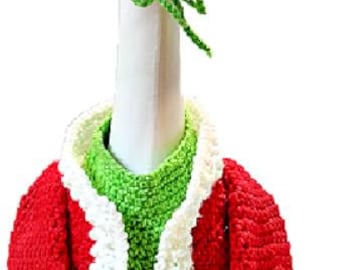 Könnte beinhalten: Eine weiße Gans, die einen roten und weißen Weihnachtsmann-Anzug mit einer grün-weißen Strickmütze trägt. Die Gans steht auf einem weißen Hintergrund.