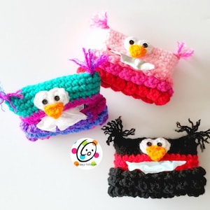 Puede incluir: Tres cubiertas de caja de pañuelos de tejido de ganchillo con forma de pájaro con rayas de colores y un pico blanco. Los pájaros tienen ojos negros y picos naranjas. Las cubiertas de caja de pañuelos son una forma divertida y caprichosa de agregar un toque de personalidad a tu hogar.