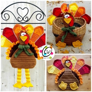 Può includere: Tre decorazioni di tacchino all'uncinetto in varie pose. I tacchini sono marroni con piume rosse, arancioni e gialle. I tacchini hanno fiocchi verdi intorno al collo e piedi gialli.