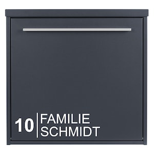Könnte beinhalten: Ein dunkelgrauer Metallbriefkasten mit einem silbernen Griff und einem weißen Etikett mit der Aufschrift "10 FAMILIE SCHMIDT".