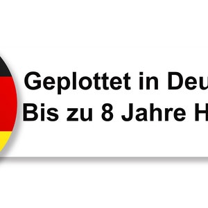 May include: A graphic featuring the German flag in a circular design, with the text "Geplottet in Deutschland Bis zu 8 Jahre Haltbarkeit" on a white rectangular background. The flag is black, red, and yellow.