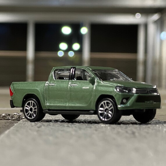 Geschenk für Männer persönlich Schlüsselanhänger Toyota Hilux Deko Auto  Schlüsselbänder als Überraschung Dankeschön Aufmerksamkeit klein - .de