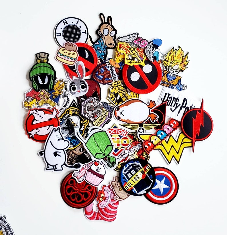 Puede incluir: Un conjunto de parches bordados con varios personajes y logotipos de la cultura popular. Incluye personajes de "Looney Tunes", "Ghostbusters", "Harry Potter", "Wonder Woman", entre otros. Los parches son coloridos y de diversas formas y tama&ntilde;os, ideales para decorar ropa o accesorios.
