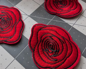 Coppia Toppe Ricamate Con Rose Rosse – Termoadesive E Da Cucire – 4,5x7 Cm