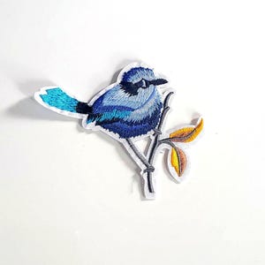 Broderad stryklapp med blå rödhake (7,5 x 10,5 cm)