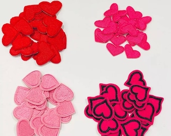 Parches termoadhesivos bordados con corazones rojos y rosas (10 unidades)