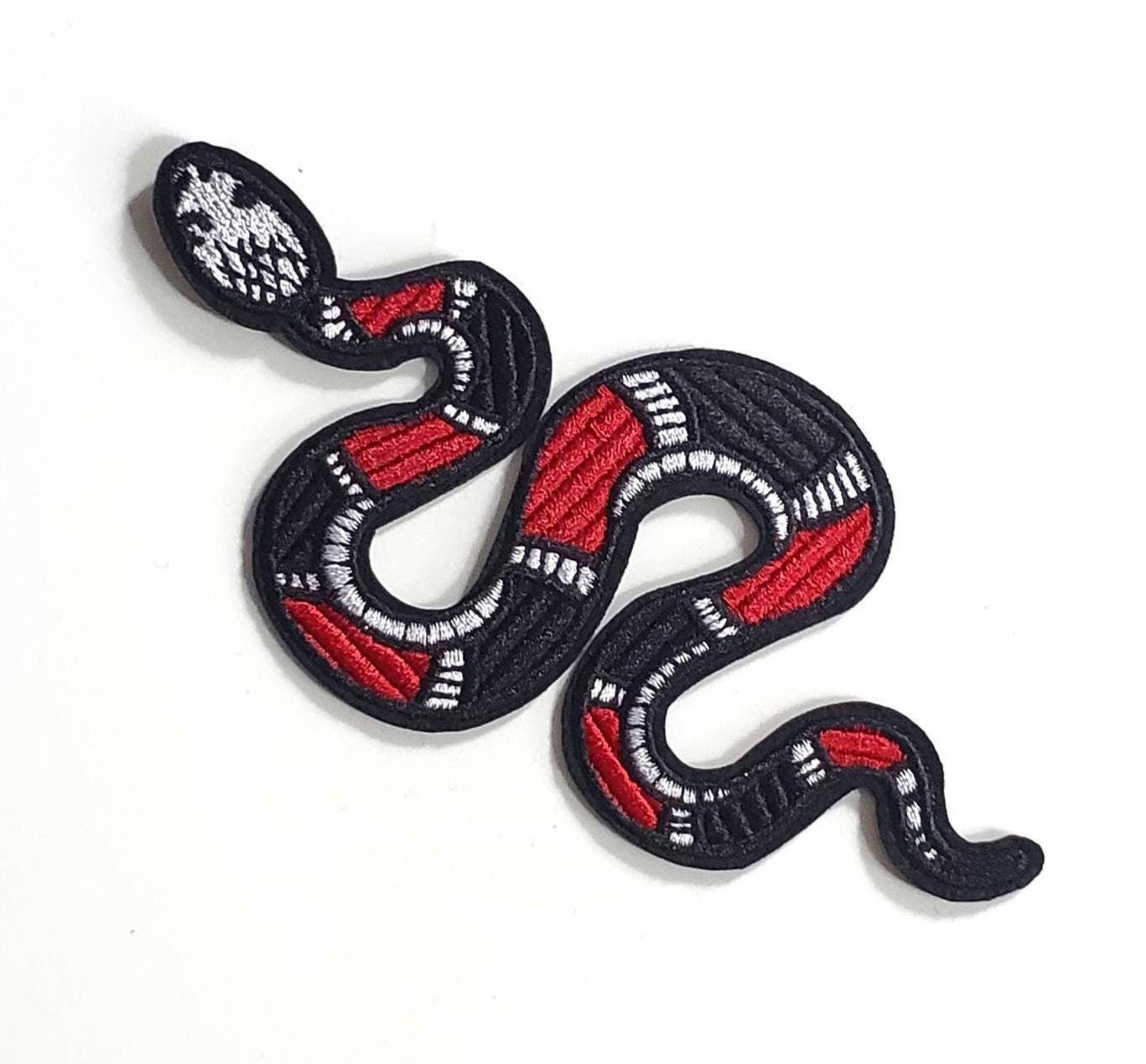 赤と黒のヘビの刺繍入りアイロンパッチ - Etsy 日本