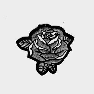 Könnte beinhalten: Schwarz-weiß gestickter Bügel-Patch mit einer Rose und Blättern.