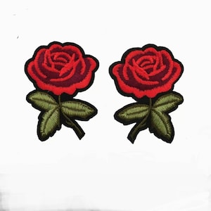 Puede incluir: Dos parches bordados de rosas rojas con hojas y tallos verdes.