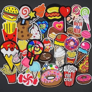 Pode incluir: Uma coleção de patches bordados coloridos para passar a ferro com diferentes temas de comida e sobremesas, incluindo cones de sorvete, donuts, pirulitos, batatas fritas, pizza, pipoca e cachorros-quentes.