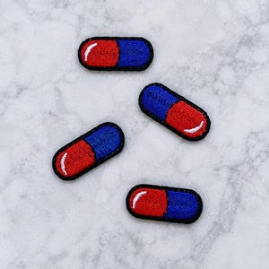 Set van 4 rode en blauwe pillen geborduurde strijkpatches