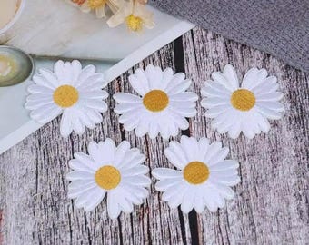 White Daisies Embroidered Iron On Patches 5pcs (1.5")
