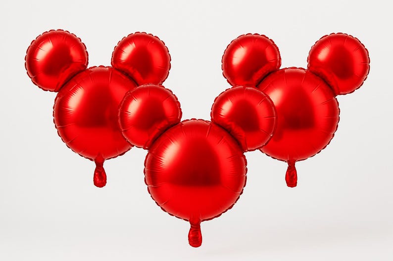 Puede incluir: Globos rojos de aluminio con forma de cabeza de Mickey Mouse. Los globos tienen un acabado brillante y met&aacute;lico y est&aacute;n dispuestos en grupo. Cada globo tiene una peque&ntilde;a cola colgante.