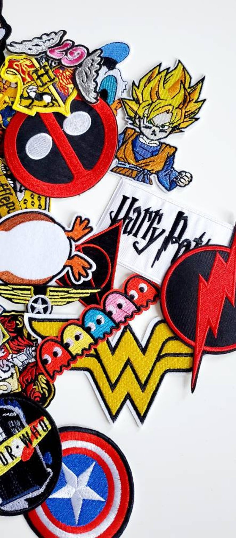 Puede incluir: Un conjunto de parches bordados coloridos con personajes y logotipos de la cultura pop. Incluye un parche de Deadpool, un parche de Goku, un logotipo de Wonder Woman y un parche de Harry Potter. Los parches son de varias formas y tama&ntilde;os.