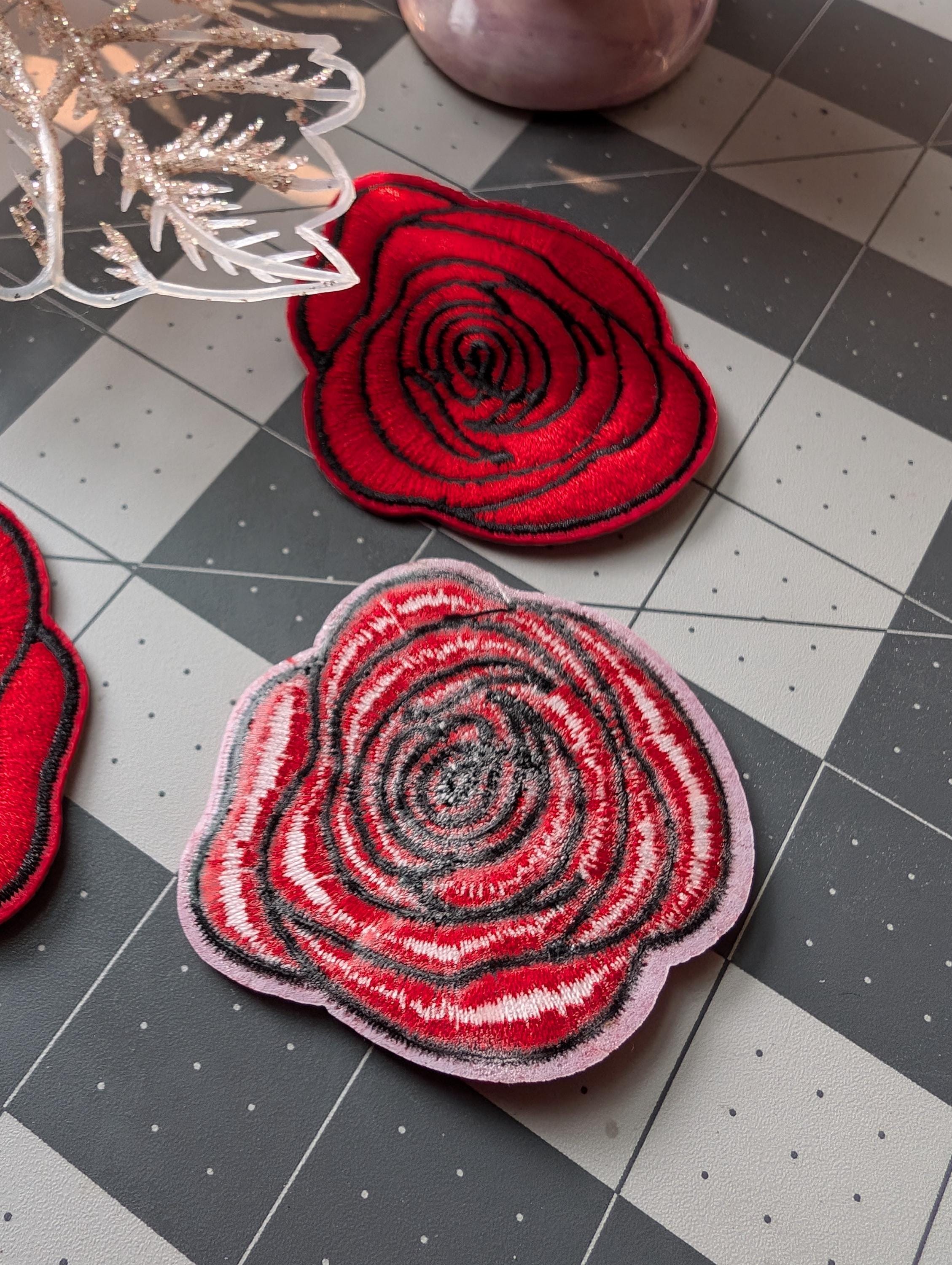 Toppe ricamate con rose rosse: decorazioni floreali termoadesive (set da 2) - Italia