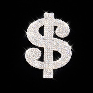 Op de afbeelding: Een sprankelende dollarteken hanger, bezet met glinsterende diamanten, tegen een zwarte achtergrond. De hanger, een symbool van rijkdom, vangt het licht in zijn vele facetten. Een opvallend ontwerp, ideaal voor een statement sieraad.