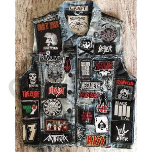 Puede incluir: Un chaleco vaquero azul con varios parches de bandas, incluyendo Guns N' Roses, Exploited, Trivium, Misfits, The Cure, Green Day, White Zombie, KISS, Anthrax, Danzig, Slayer, Megadeth, Skid Row, Rancid, Black Flag y Rock.