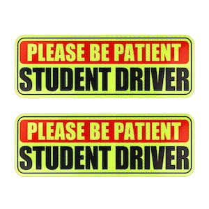 Peut inclure: Deux autocollants réfléchissants rectangulaires avec une bordure jaune. La partie supérieure présente un fond rouge avec le texte PLEASE BE PATIENT en jaune. La partie inférieure a un fond jaune avec le texte STUDENT DRIVER en noir.