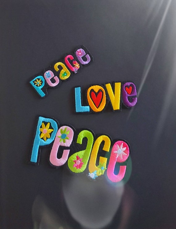 Toppa Termoadesiva Ricamata A Forma Di Simbolo Peace – 8 X 3 Cm – Da Stirare O Cucire