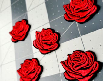 5 petites roses rouges brodées au fer sur des patchs
