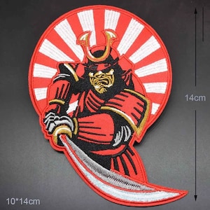 Puede incluir: Parche bordado termoadhesivo con un guerrero samurái rojo y negro sosteniendo una espada plateada, de pie frente a un diseño de sol naciente rojo y blanco. El parche mide 10 cm por 14 cm.