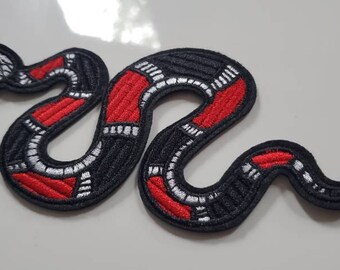 赤と黒のヘビの刺繍入りアイロンパッチ - Etsy 日本