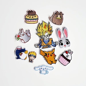 Puede incluir: Una colecci&oacute;n de parches bordados con varios personajes de dibujos animados y alimentos. Incluye un personaje de anime de pelo amarillo, un conejo gris con orejas rosas, un ping&uuml;ino, una magdalena y una hamburguesa.