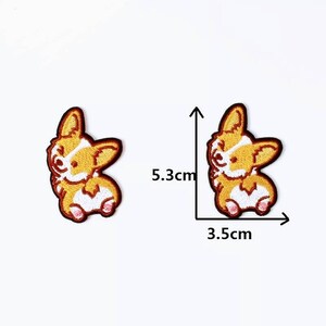 Könnte beinhalten: Zwei gestickte Bügelbilder mit einem Cartoon-Corgi-Hund. Die Patches sind 5,3 cm hoch und 3,5 cm breit.