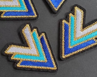 4 toppe termoadesive ricamate a forma di triangolo chevron blu e oro