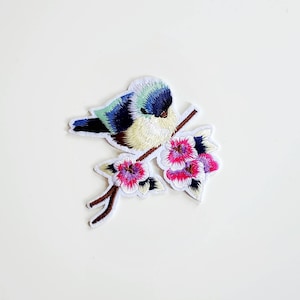 Parche bordado para planchar con flores de pájaro azul