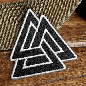 Parche termoadhesivo bordado vikingo Valknut nórdico negro