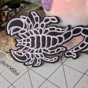 Svart skorpion broderad stryklapp
