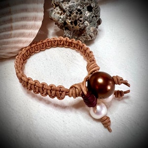 Pearl and Leather Bracelet, Knotted Leather Bracelet, Macramé Leather Jewelry, Brown Shell Pearl, Pearl Bracelet, Leather and  Shell Pearl
