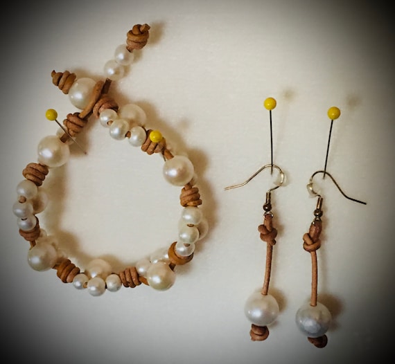 SET, Pearl and Leather Bracelet, Knott Leather Bracelet, Knotted Leather Jewelry, Pearl Jewelry Set, Leather and Pearl Bracelet, Earring set