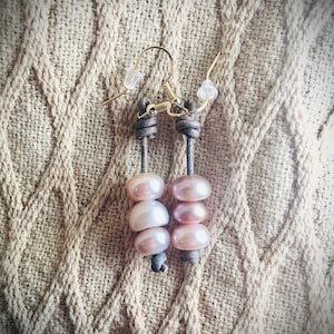Pearl and Suede Earring, Knotted Leather Earring, Knotted Leather Jewelry, Pearl Jewelry, Leather and Pearl Earring, Leather and Pearls