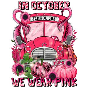 Op de afbeelding: Roze schoolbus met een roze lint en pompoenen. De tekst "IN OCTOBER WE WEAR PINK" staat op de afbeelding.