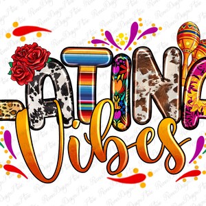 Puede incluir: Un diseño gráfico colorido con el texto "Latina Vibes" en una fuente amarilla audaz. Las letras están decoradas con varios patrones, incluyendo estampado de leopardo, piel de vaca y diseños florales. El diseño también incluye maracas, flores y otros elementos festivos.