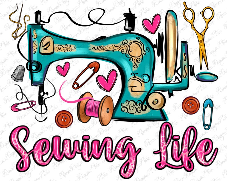 Op de afbeelding: Een turquoise blauwe naaimachine met gouden accenten en een roze en witte tekst "Sewing Life". De afbeelding bevat ook verschillende naaiaccessoires zoals garen, schaar, spelden en een vingerhoed.