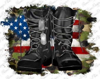 Puede incluir: Un par de botas militares de cuero negro con placas de identificación colgando de los cordones. Las botas están sobre un fondo de bandera estadounidense con estampado de camuflaje.