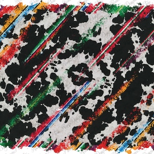 Puede incluir: Impresión digital abstracta con un patrón de piel de vaca en blanco y negro superpuesto con rayas diagonales en tonos de rojo, naranja, amarillo, verde, azul y morado.