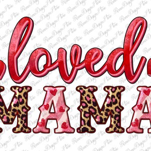 K&ouml;nnte beinhalten: Roter Glitzertext, der "loved mama" mit einem Leopardenmuster und rosa und wei&szlig;en Glitzerherzen sagt.