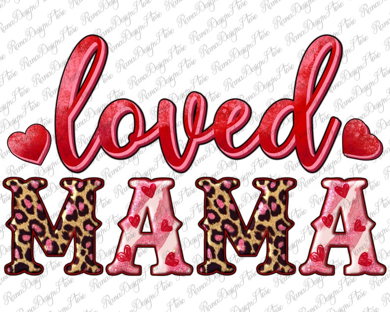 K&ouml;nnte beinhalten: Roter Glitzertext, der "loved mama" mit einem Leopardenmuster und rosa und wei&szlig;en Glitzerherzen sagt.