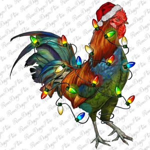 Puede incluir: Un gallo colorido con un gorro de Papá Noel está decorado con luces de Navidad. El gallo está de pie sobre un fondo blanco.